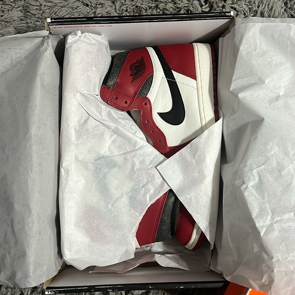 2022 Air Jordan 1 Retro High OG 'Chicago Lost & Found' Brand NEW, Size 11.5